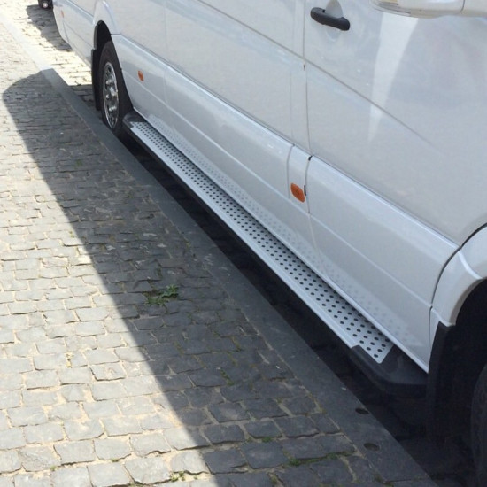 Бокові пороги Allmond Grey (2 шт., алюм.) Середня база для Mercedes Sprinter W907/W910 2018-2024 рр