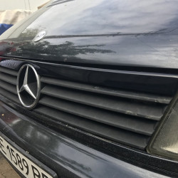 Смужка на решітку (пластик) Чорний мат для Mercedes Vito W638 1996-2003 років