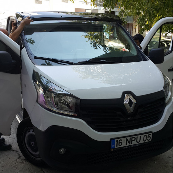 Козирьок на лобове скло (чорний глянець, 5мм) для Renault Trafic 2001-2015 рр