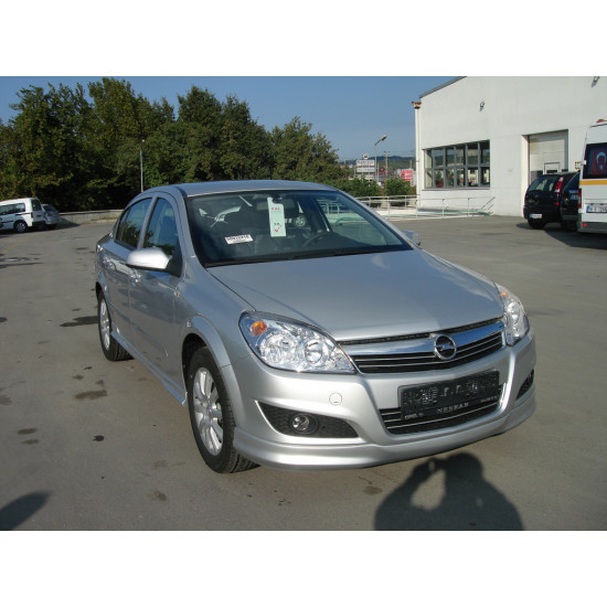 Передня нижня накладка Sedan (під фарбування) для Opel Astra H 2004-2013рр