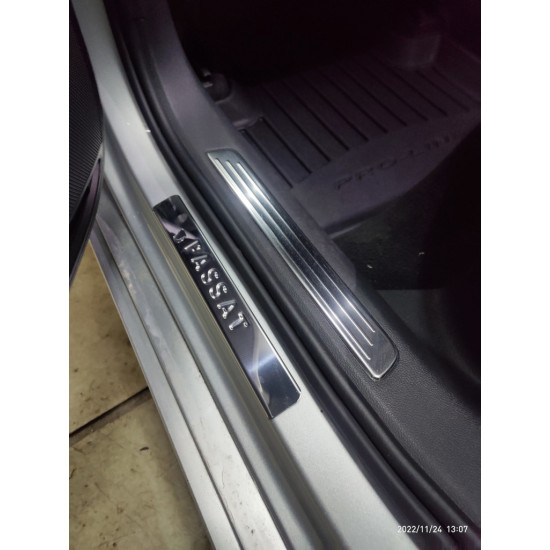 Накладки на дверні пороги OmsaLine тип 1 (4 шт, нерж) для Volkswagen Passat B8 2015-2024 рр Накладки на дверні пороги OmsaLine тип 1 (4 шт, нерж) для Volkswagen Passat B8 2015-2024 рр